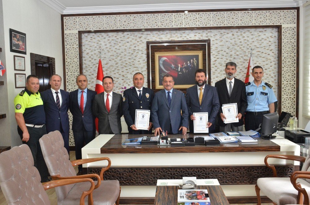 Antalya’da 3 Polis Memuru ’Ayın Polisi’ Seçildi