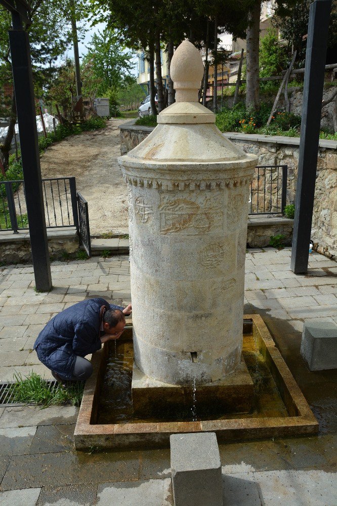 Asırlık Çeşme Vatandaşların Su İhtiyacını Karşılıyor