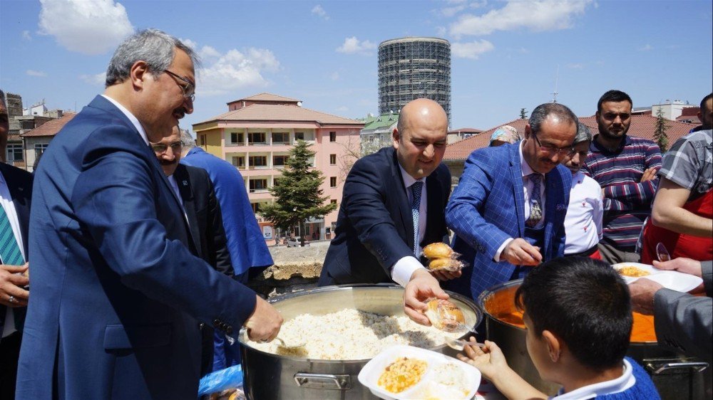 Birlik Vakfı Tarafından Cuma Namazı Sonrası Kuru Fasulye Dağıtıldı