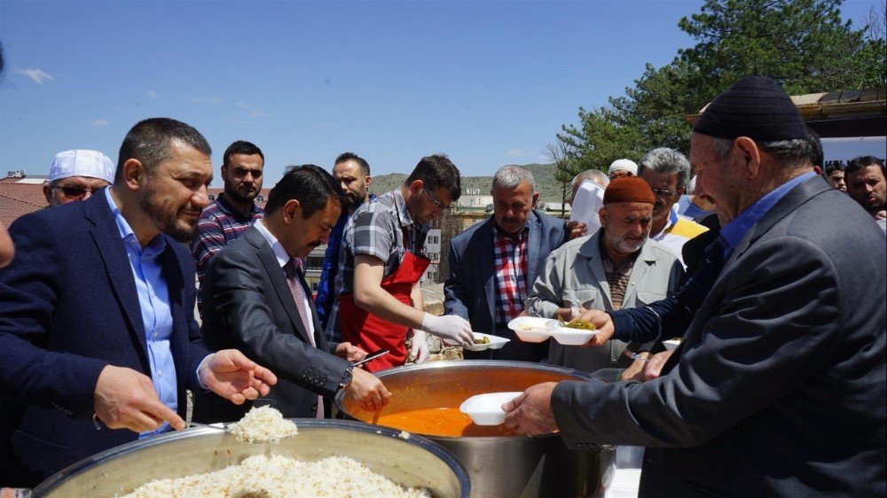 Birlik Vakfı Tarafından Cuma Namazı Sonrası Kuru Fasulye Dağıtıldı