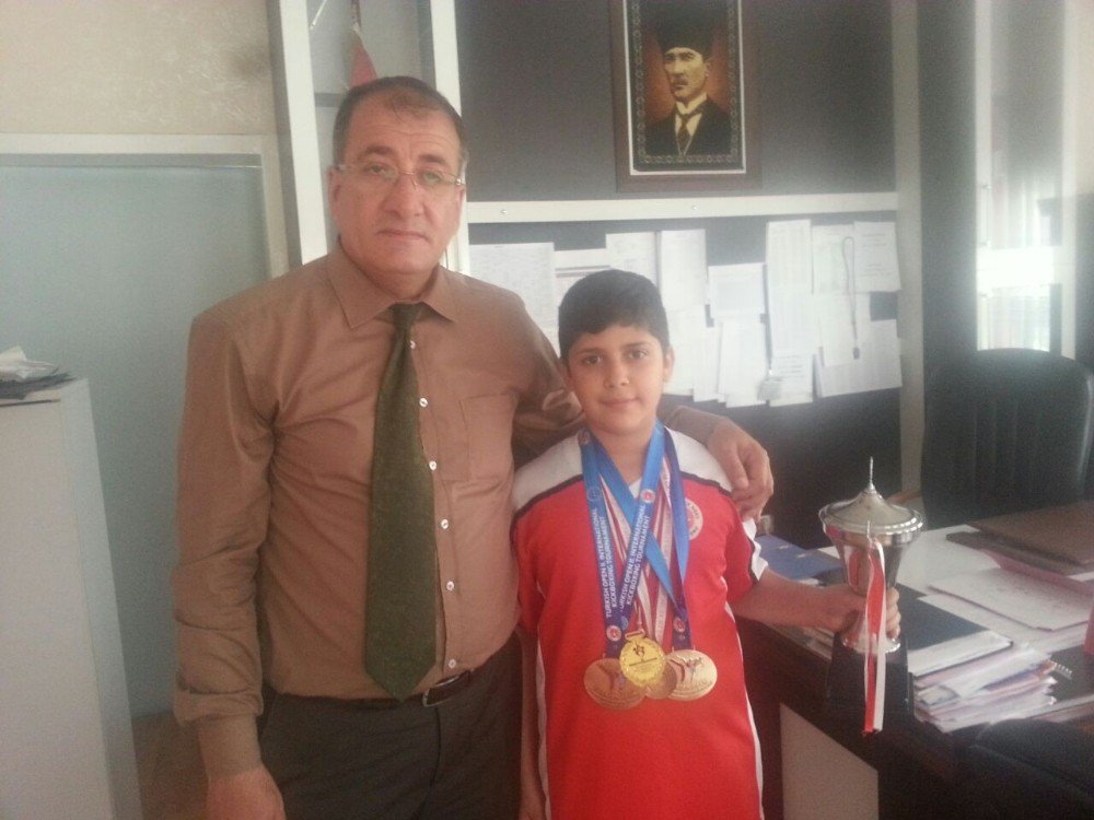 Kendisi Küçük, Başarısı Büyük