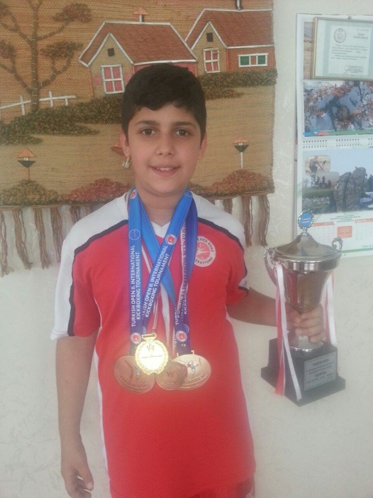 Kendisi Küçük, Başarısı Büyük