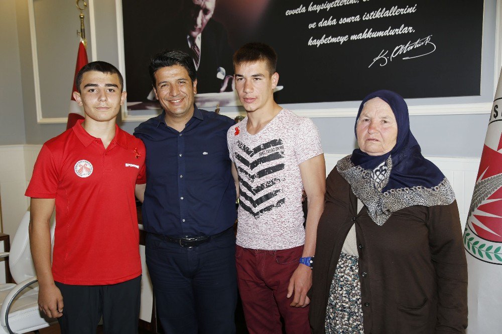 Başkan Genç, Pehlivanları Ödüllendirdi