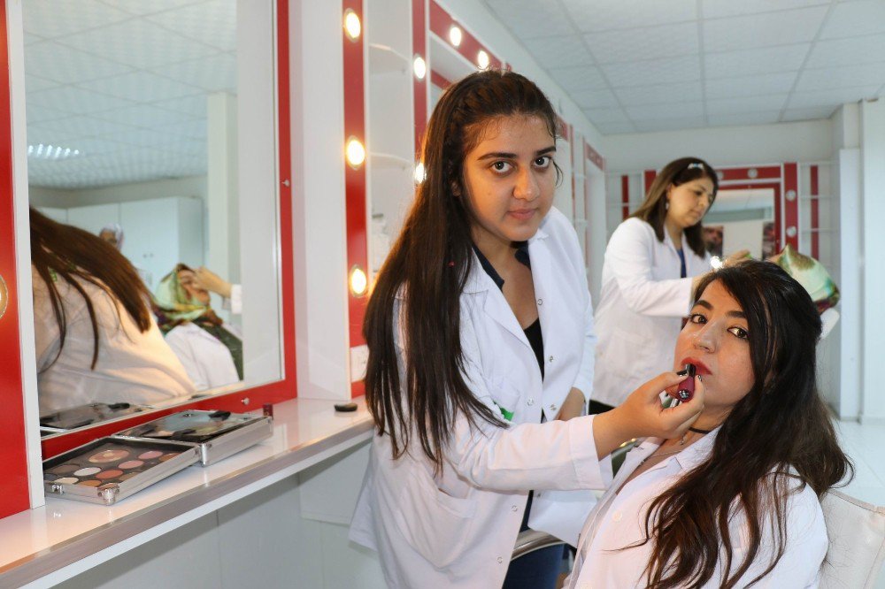 Genç Kızlar, Evlilikten Önce Ayakları Üzerinde Durmayı Hedefliyor