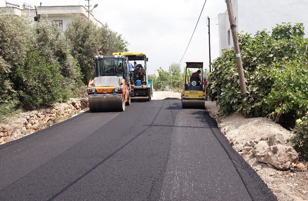 Erdemli’de Sıcak Asfalt Çalışmaları Devam Ediyor