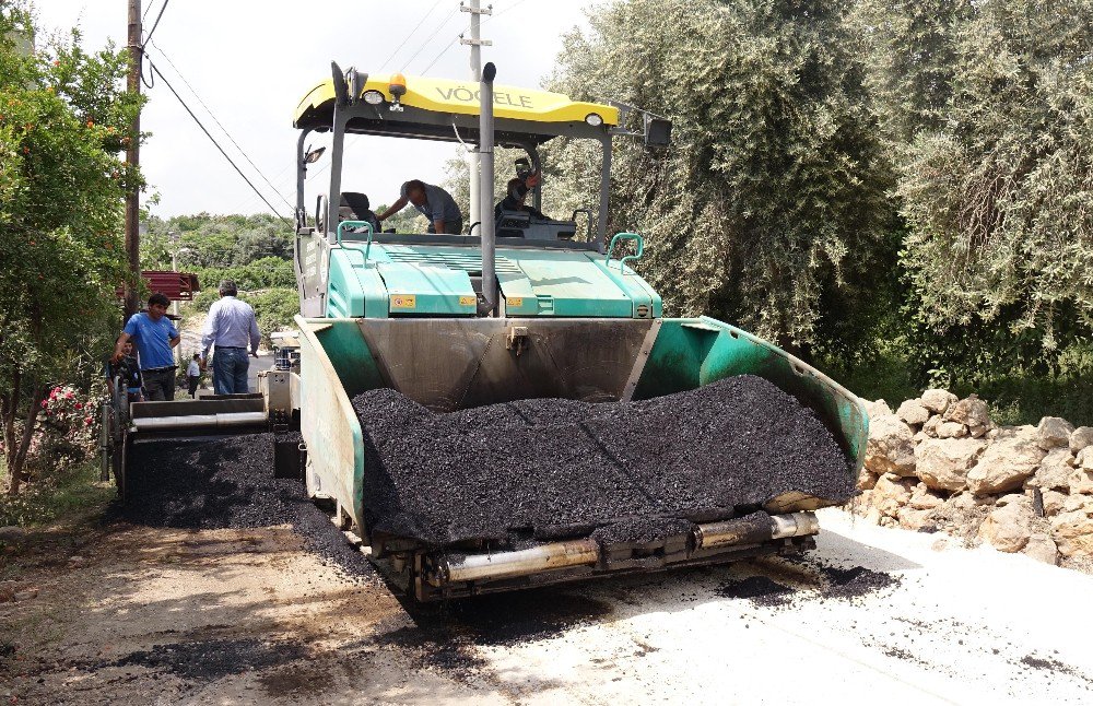 Erdemli’de Sıcak Asfalt Çalışmaları Devam Ediyor