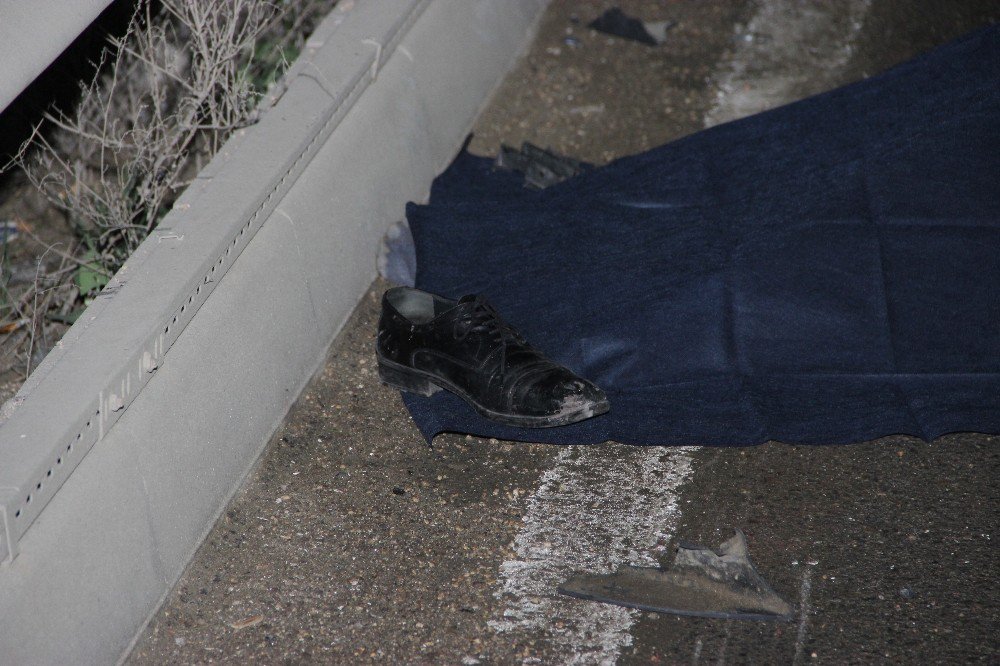 Kazadan Yaralı Kurtuldu, Yardım Beklerken Otomobilin Altında Kaldı