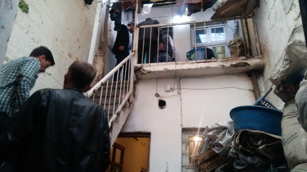 51 Yaşındaki Adam Evinde Bıçaklanarak Öldürüldü