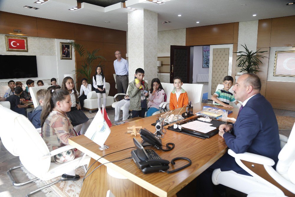 Gölbaşı Belediye Meclisi Kapılarını Öğrencilere Açtı