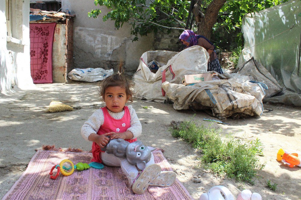 İki Çocuğuyla Birlikte Terk Edilen Kadına Yardımseverler Sahip Çıktı