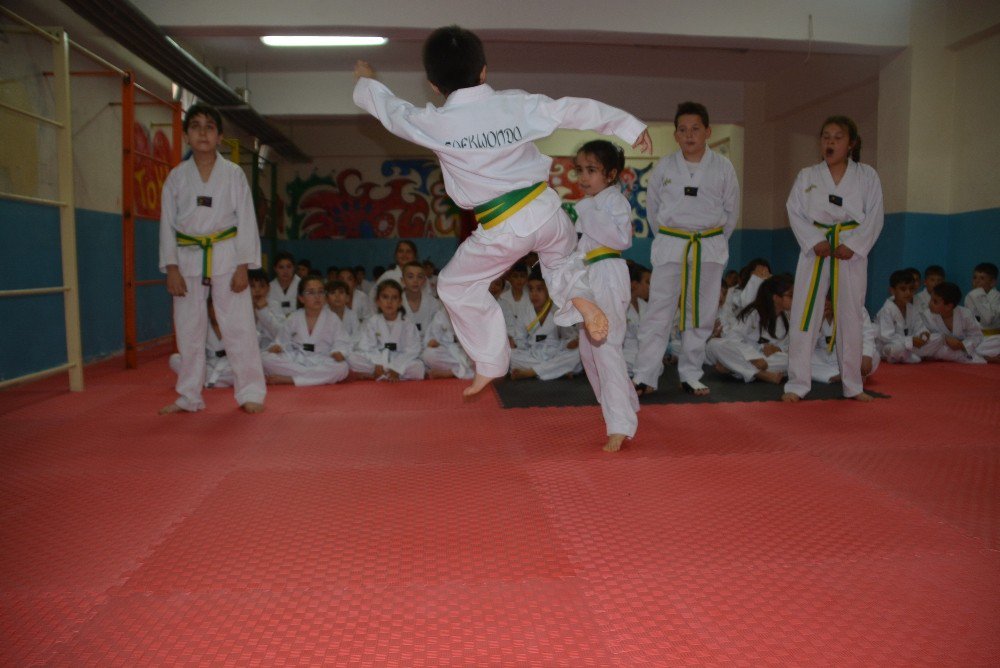 70 Öğrenci Tekvando Kuşak Sınavında Ter Döktü