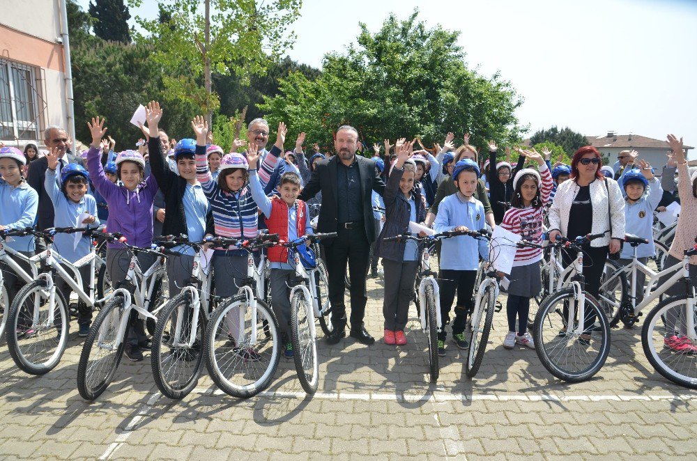 Başkan Doğan Bisiklet Dağıtmaya Devam Ediyor