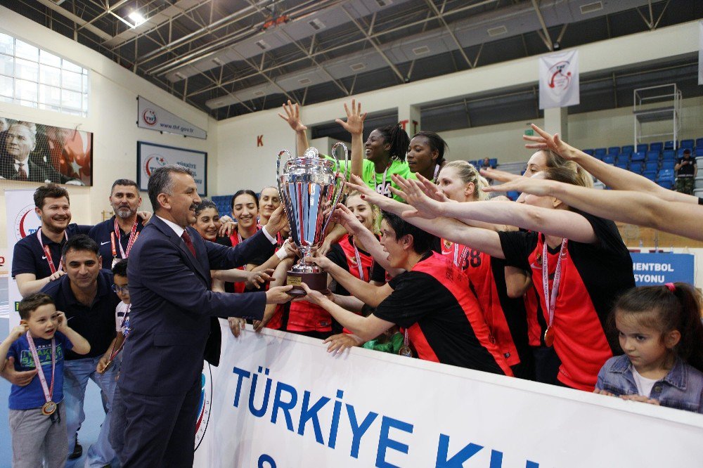 Kadınlar Hentbolda Türkiye Kupası Yenimahalle’nin