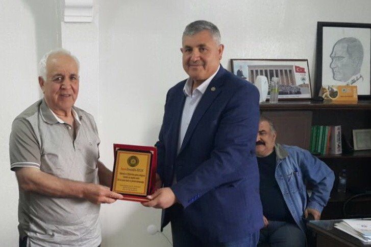 Kahta Ziraat Odasından Ziraat Mühendisine Teşekkür Plaketi