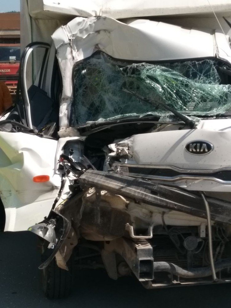 Kamyonet Sürücüsü Direksiyon Başında Uyukladı