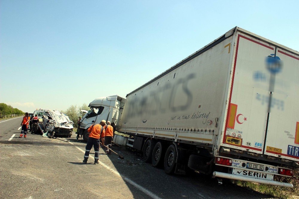 Şeritten Çıkan Kamyonet Tıra Çarptı: 1 Ölü, 1 Yaralı