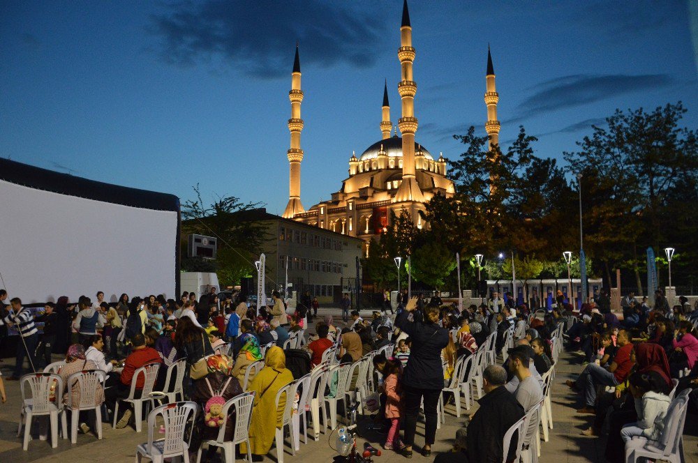 Kırıkkale’de Çocuklar Açık Hava Sinemasıyla Tanıştı