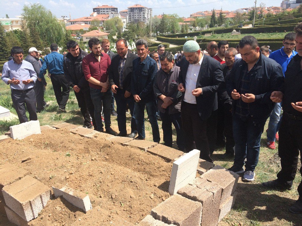 Oğlu Tarafından Öldürülen Adam Toprağa Verildi