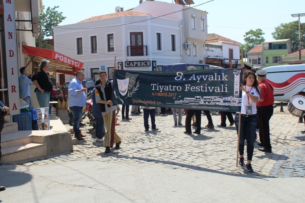 Ayvalık’ta Tiyatro Festivali Coşkusu