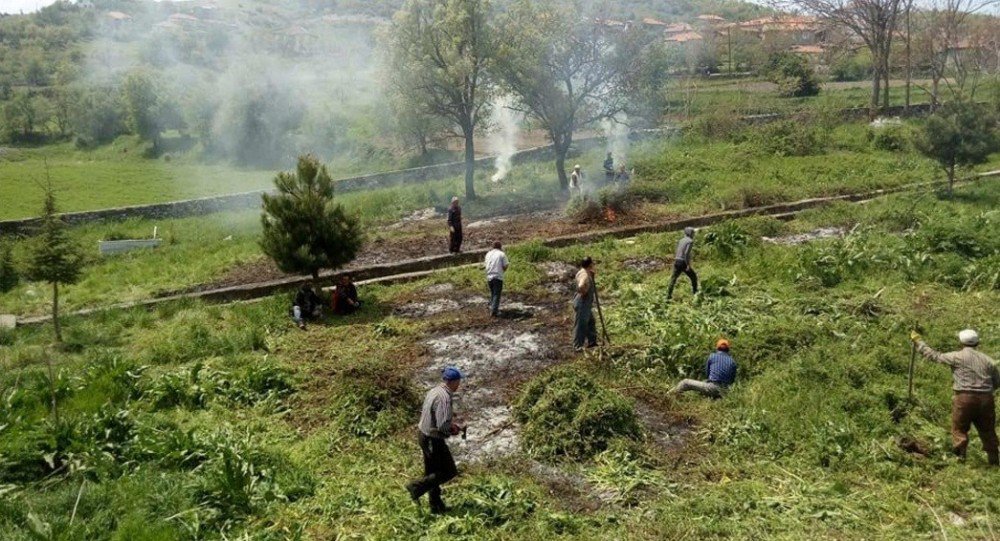 Köy Sakinlerinden Mezarlık Temizliği