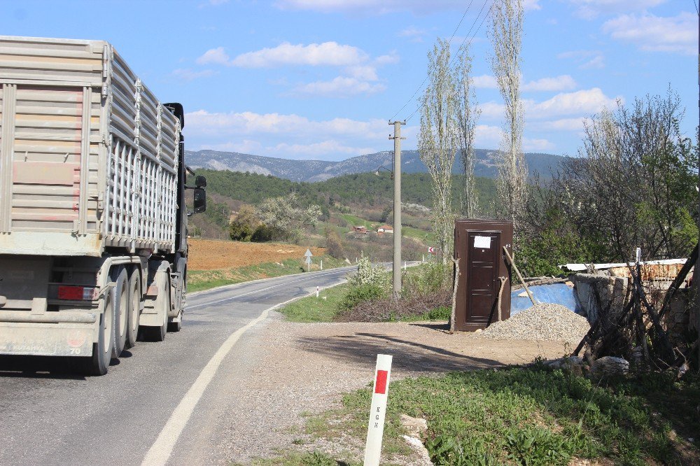 Yol Kenarında Satılık Kapı