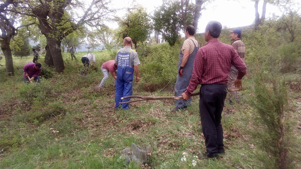 Köy Sakinlerinden Mezarlık Temizliği