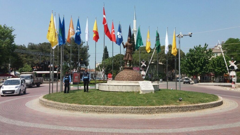 Saruhanlı’daki Bayraklar Yenilendi