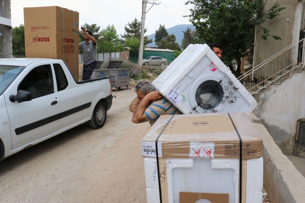 Yangında Evleri Zarar Gören Ailelere Büyükşehirden Destek