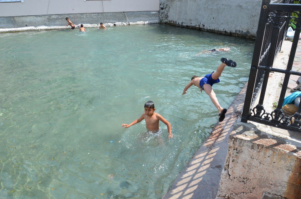 Sıcak Havaya Dayanamayan Çocuklar Soluğu Havuzlarda Aldı