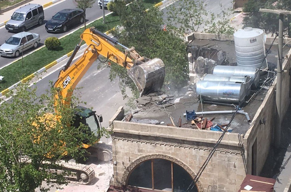 Mardin’de Ruhsatsız Binalar Yıkıldı