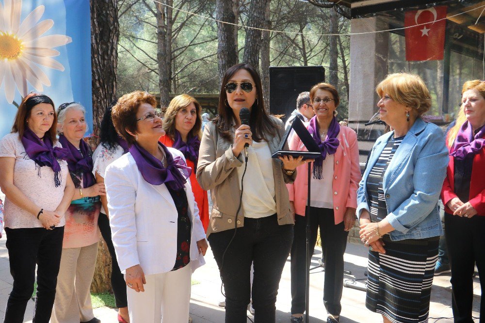 Ünlülerin Annelerine Plaket