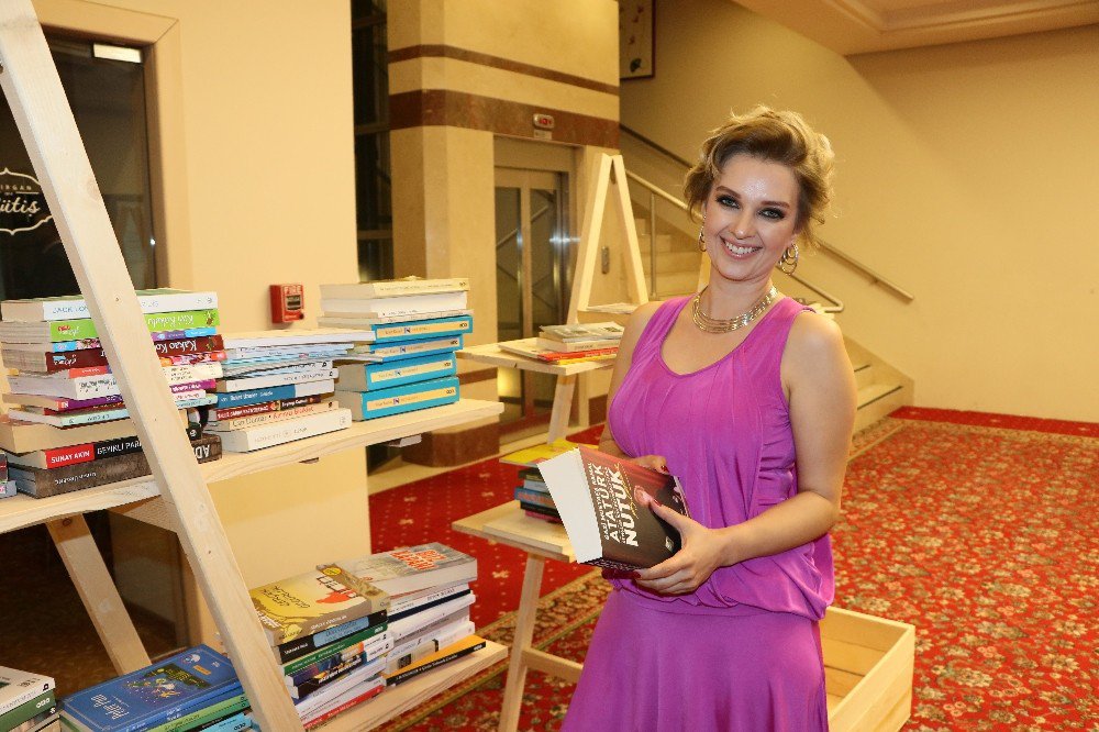 Bir Konserle Yüzlerce Kitap Topladılar