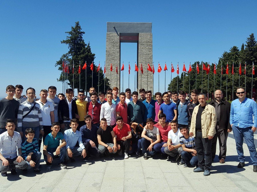 Öğrencilerden Otomotiv Sektörü Ve Şehitlik Gezisi