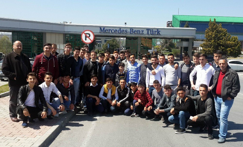 Öğrencilerden Otomotiv Sektörü Ve Şehitlik Gezisi