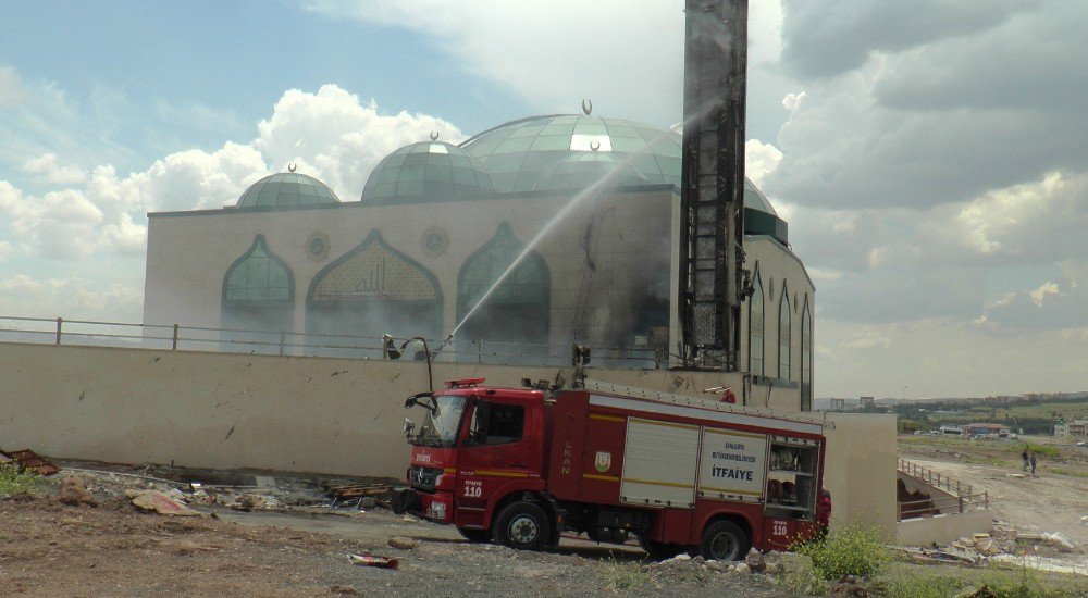 Cuma Namazı Öncesi Camide Yangın