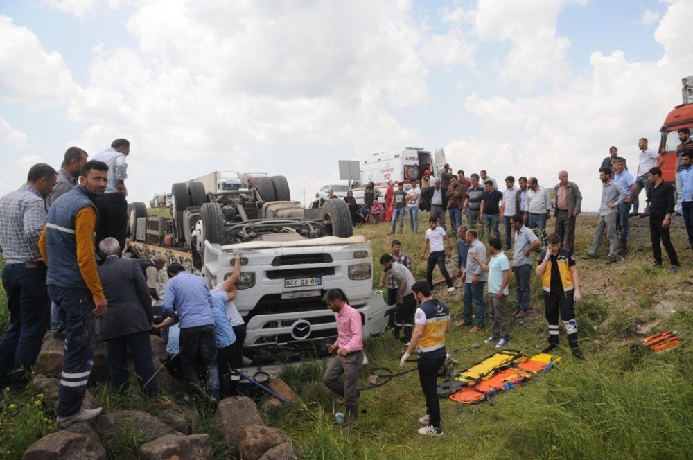 Maden Suyu Yüklü Tır Devrildi: 2 Yaralı