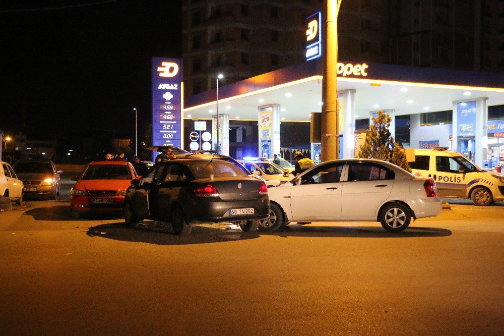 Kadın Sürücünün Kullandığı Otomobile İki Araç Birden Çarptı