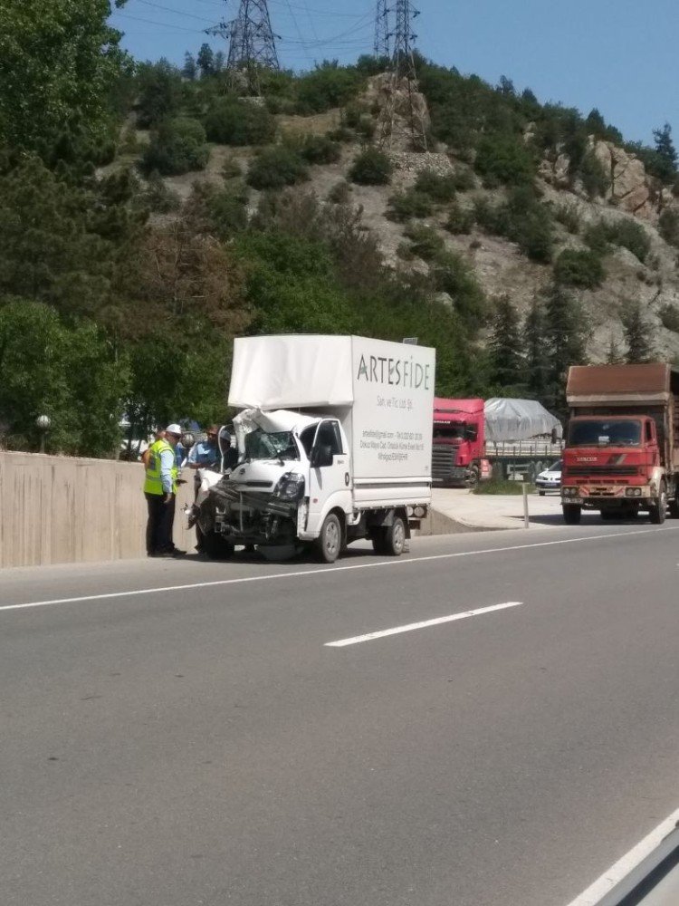 Kamyonet Sürücüsü Direksiyon Başında Uyukladı