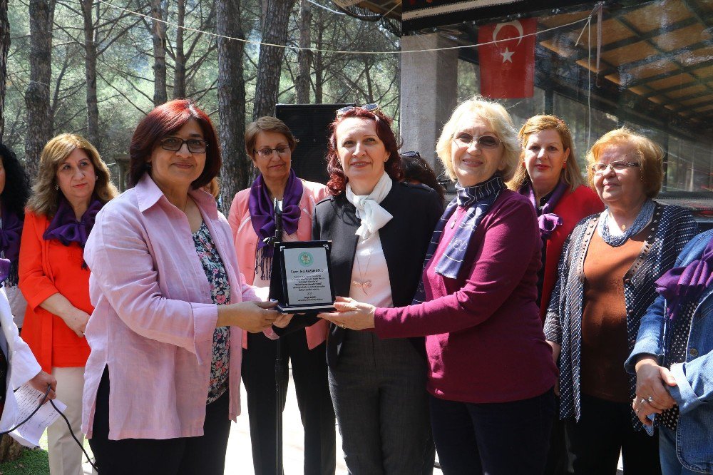 Ünlülerin Annelerine Plaket