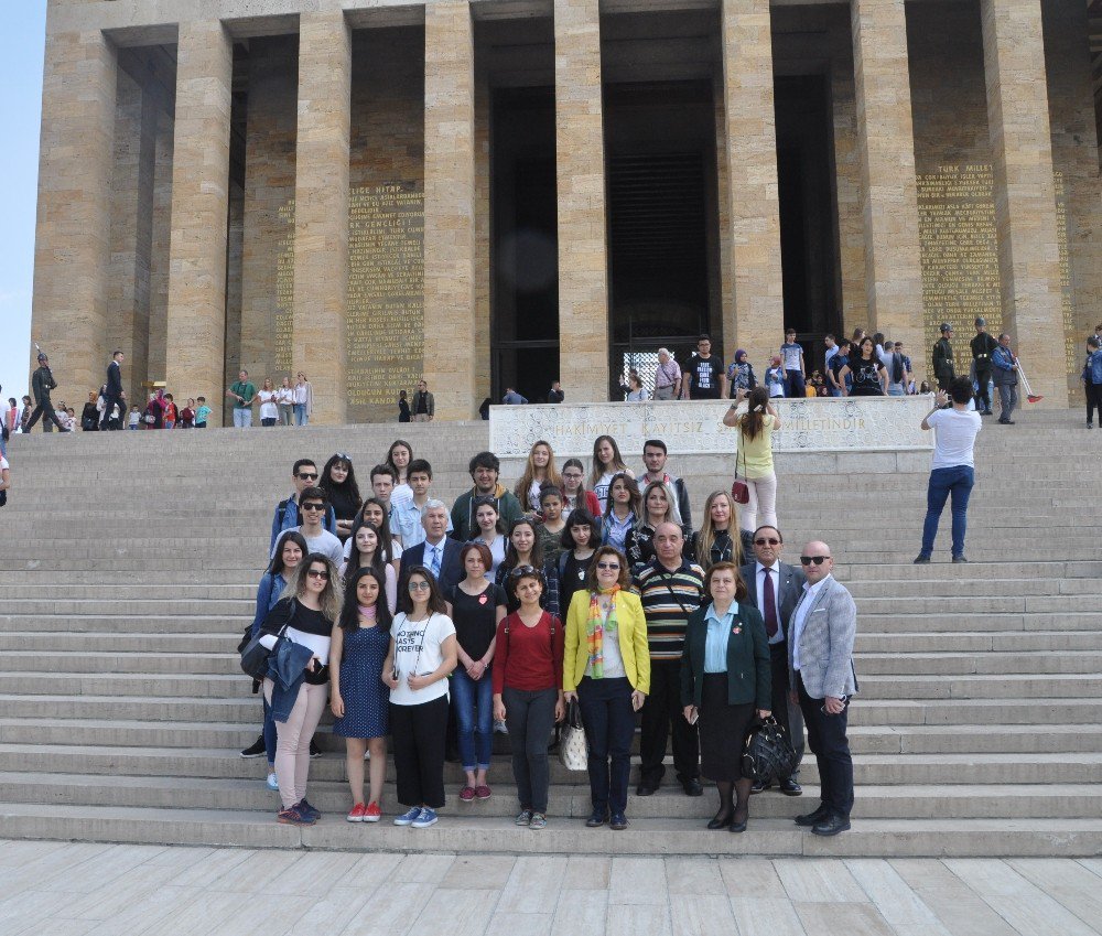 Tev’in Burslu Öğrencileri Anıtkabir’i Ziyaret Etti