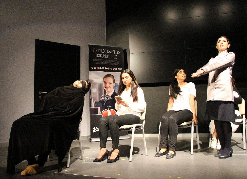 Thy’nin Kabin Memurları Hünerlerini Tiyatro Sahnesinde Sergiledi