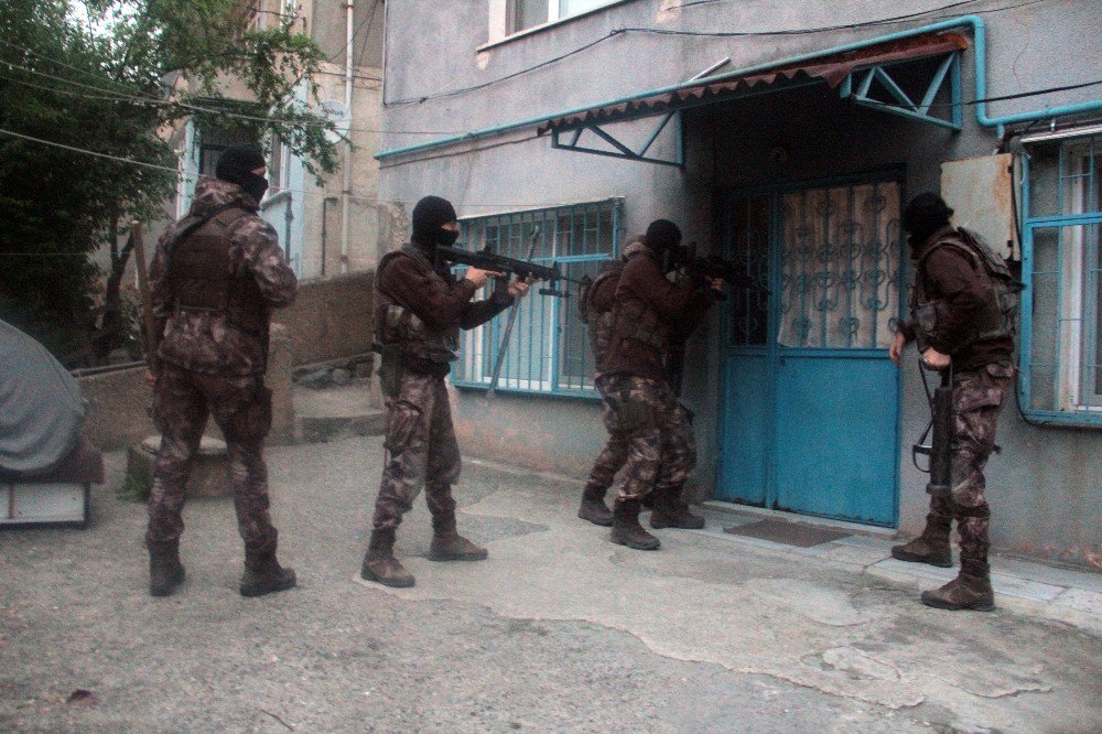 Narkotik Operasyonuna Tıraş Olurken Yakalandı