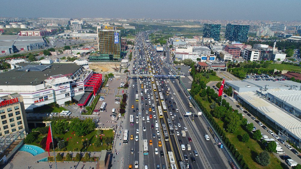 Kilometrelerce Uzunluktaki Metrobüs Kuyruğu Havadan Görüntülendi