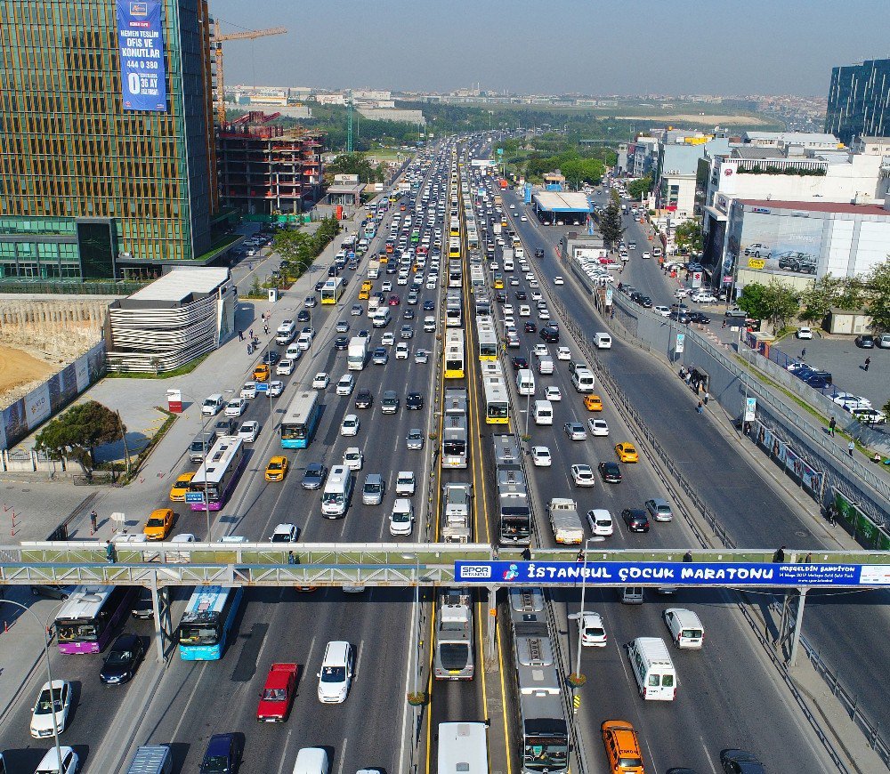 Kilometrelerce Uzunluktaki Metrobüs Kuyruğu Havadan Görüntülendi
