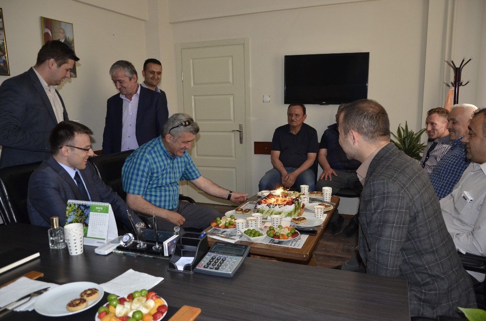 Başkan Muzaffer Yiğit’e Sürpriz Doğum Günü