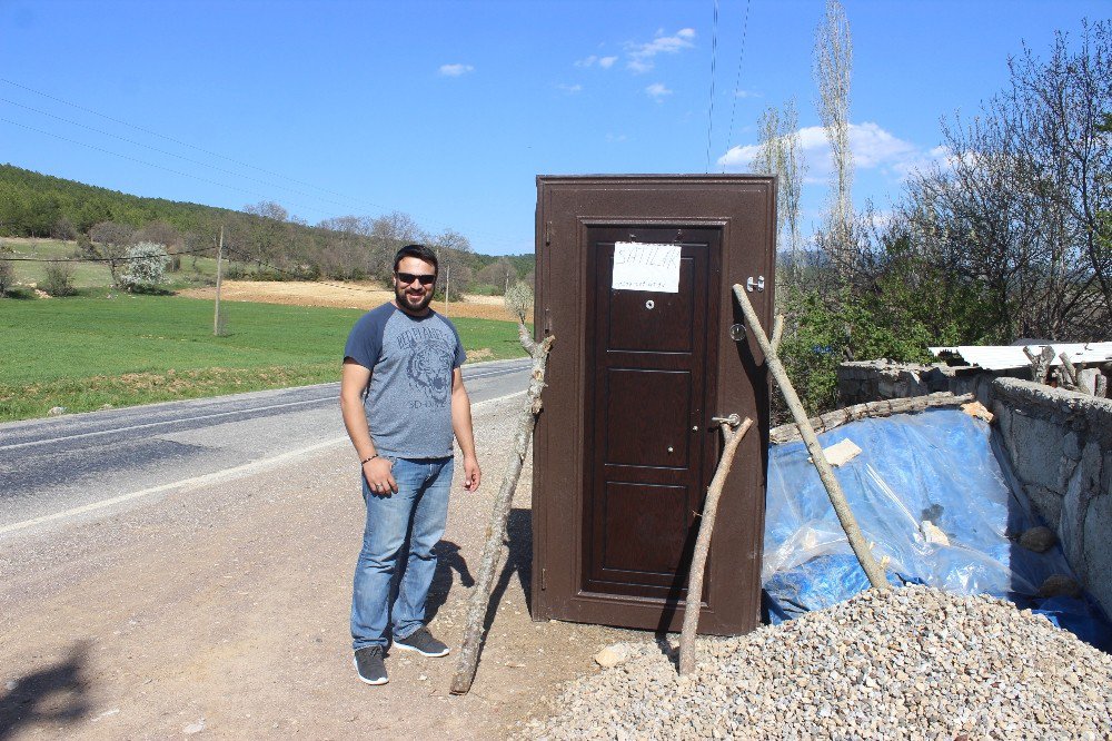 Yol Kenarında Satılık Kapı