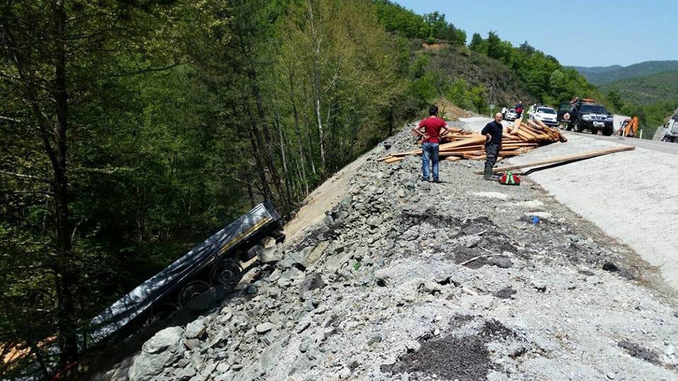 Kereste Yüklü Tır Uçuruma Yuvarlandı: 1 Yaralı