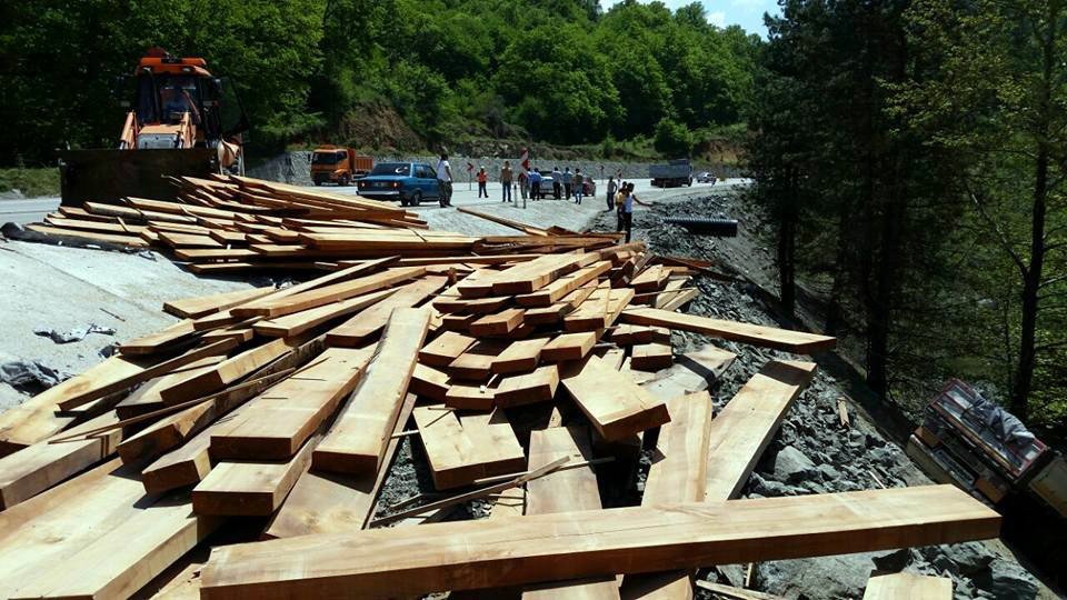 Kereste Yüklü Tır Uçuruma Yuvarlandı: 1 Yaralı