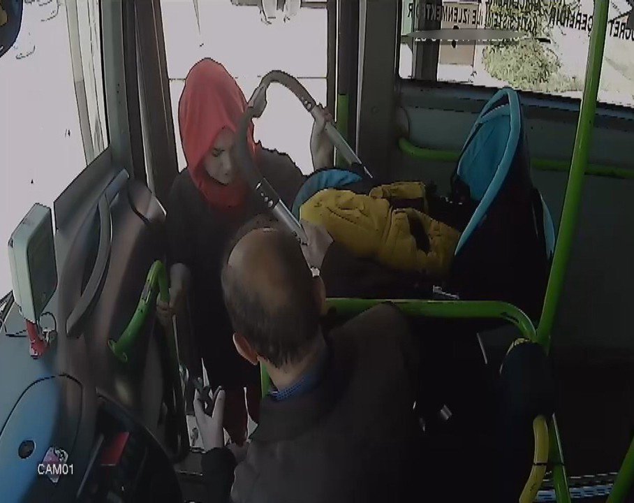 Halk Otobüsünde Bebek Arabası Kavgası