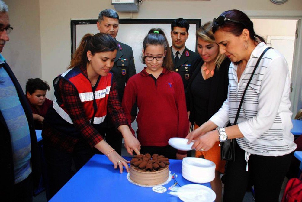 Muğla Jandarmasından Şehit Kızına Sürpriz Doğum Günü